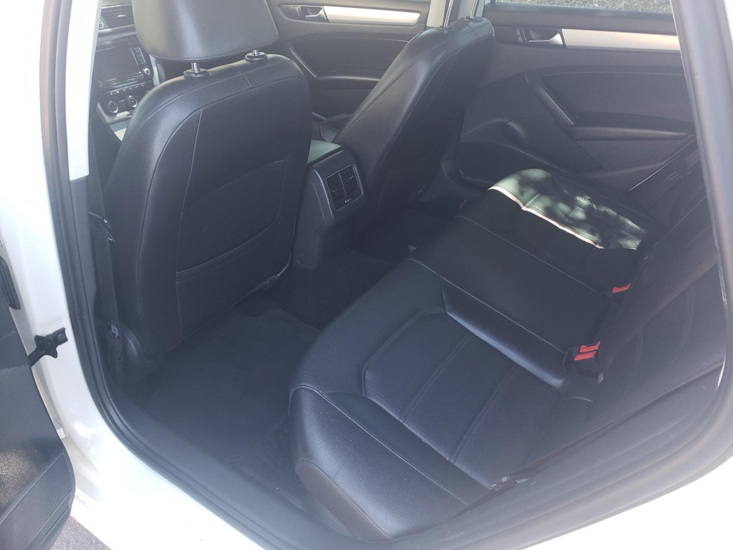 2013 WHITE /gray and black Volkswagen Passat se (1VWBP7A31DC) with an 2.5 l5 engine, 6-Speed Automatic transmission, located at 323 E Dunlap Ave., Phoenix, AZ, 85020, (602) 331-9000, 33.567677, -112.069000 - Photo#11